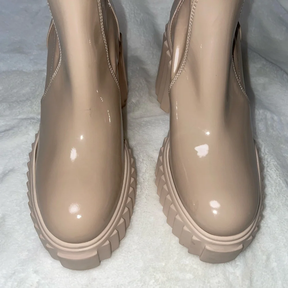 AGL Tiggy Stretch Patent Bootie NWOT